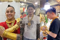 Đại gia Sài Gòn đeo trăm cây vàng để đứng bán hàng giờ ra sao?