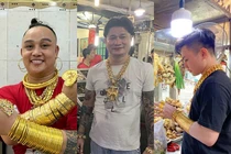 Đại gia Sài Gòn đeo trăm cây vàng để đứng bán hàng giờ ra sao?