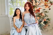 Diện đồ đôi với con gái, Elly Trần được khen nhan sắc hết lời