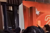 Lọ Lem liên tục phải lấy tay che chắn khi diện đồ quyến rũ