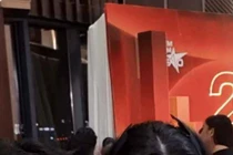 Lọ Lem liên tục phải lấy tay che chắn khi diện đồ quyến rũ