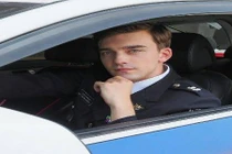 Hot boy Tây hóa thân thành cảnh sát khiến chị em "cảm nắng"