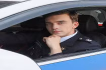 Hot boy Tây hóa thân thành cảnh sát khiến chị em "cảm nắng"