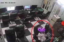 Diễn cảnh nóng trong quán Internet, đôi trẻ khiến netizen đỏ mặt