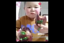 Video: Cậu bé mập “ăn cả thế giới” khiến ai cũng hết hồn