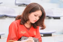 Chết mê với nhan sắc nữ CĐV Olympic Việt Nam đốt cháy SVĐ Hàng Đẫy