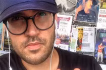 Bạn gái xem phim mải nhắn tin, người đàn ông kiện đòi tiền vé