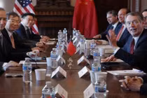 Đoàn đàm phán Trung Quốc tại Washington khổ sở vì biểu tình