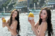 Nữ tiếp viên hàng không khoe trọn body nõn nà trên bãi biển nước Ý