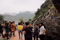 Công trình “khủng” không phép ở Tràng An “tạm dừng đón khách”