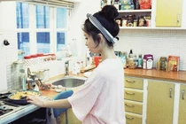 Lên mạng than bạn gái không biết nấu ăn, chàng trai bị "ném đá" ngược