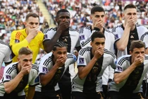 Lý do cầu thủ tuyển Đức đồng loạt che miệng