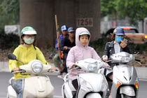 Bất ngờ lạnh giữa mùa hè, thời tiết Hà Nội trở mặt nhanh hơn "người yêu cũ"