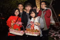 Trai xinh, gái đẹp đua nhau ra phố bán muối đêm giao thừa