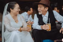 “Ông bà anh” đi xe BMW, uống trà chanh được ngưỡng mộ