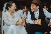 “Ông bà anh” đi xe BMW, uống trà chanh được ngưỡng mộ