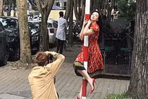 Thiếu nữ mặc váy đỏ, đi giày đỏ nhưng làm điều “lạ” khiến ai cũng ngoái nhìn