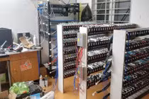 Đột nhập phòng kín xem "dân chơi Youtuber" tự cày view bằng hàng trăm smartphone