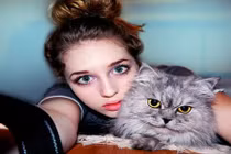 Gương mặt thiên thần của cô gái có cơ thể lực sĩ