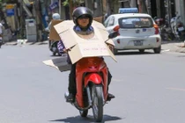 Cách chống nắng có 1-0-2 của người đi đường trong ngày hè