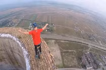 Thót tim xem cảnh đi xe đạp một bánh quanh miệng ống khói