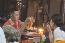 Đón sinh nhật tại quán vỉa hè, cặp đôi khiến netizen rưng rưng