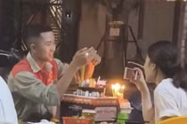 Đón sinh nhật tại quán vỉa hè, cặp đôi khiến netizen rưng rưng