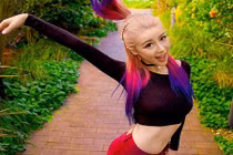 Bỏ việc lương cao "mỹ nữ triệu đô" làm khuynh đảo Youtube