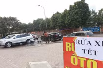 Giá rửa xe trước Tết tăng đột biến, dân vẫn xếp hàng chờ