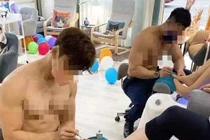 Nam nhân viên cởi trần phục vụ khách, tiệm nail nhận đủ chỉ trích