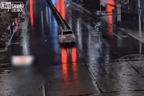 Tài xế ôtô say xỉn đâm đổ dải phân cách giữa đường