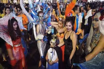 Lễ Halloween "gõ cửa", giới trẻ "Tây - Ta" ăn chơi khác nhau sao?