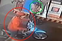 Video: Mua xăng quên rút chìa khóa, bị trộm cuỗm ngay sau lưng