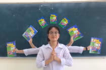 Chụp ảnh với sách giáo khoa mới trở thành hot trend