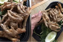 Mua đồ ăn online, bà mẹ trẻ hết hồn nhận được xương gà nguyên móng 