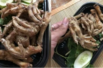 Mua đồ ăn online, bà mẹ trẻ hết hồn nhận được xương gà nguyên móng 