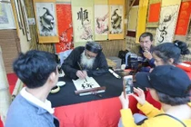 Hàng nghìn người dân Hà Nội đổ về Văn Miếu, chùa Trấn Quốc... du xuân đầu năm