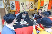 Hàng nghìn người dân Hà Nội đổ về Văn Miếu, chùa Trấn Quốc... du xuân đầu năm