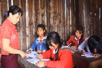 Làng nghèo mê chữ