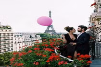 Gái xinh tung tẩy ôm bóng bay màu hồng phượt khắp Paris