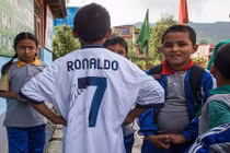 Nạn nhân nhí động đất Nepal ngạc nhiên nhận quà của Ronaldo