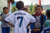 Nạn nhân nhí động đất Nepal ngạc nhiên nhận quà của Ronaldo