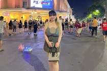 “Hot girl” Hải Dương gây xôn xao khi dạo phố đi bộ