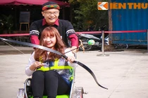 Trai xinh gái đẹp Hà thành thi nhau lái xe máy bắn cung