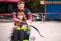 Trai xinh gái đẹp Hà thành thi nhau lái xe máy bắn cung