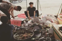 Ngược đời: Về nhà bạn gái, chàng trai ngồi rửa bát cao như núi