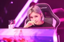 Nữ game thủ mặt “ngầu” hớp hồn dân mạng 