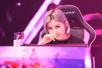 Nữ game thủ mặt “ngầu” hớp hồn dân mạng 