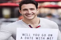 Bác sĩ đẹp trai gây “náo loạn” bằng lời mời hẹn hò