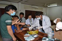 Bác sĩ Việt trắng đêm ở Attapeu, mổ tay thấy thóc nảy mầm